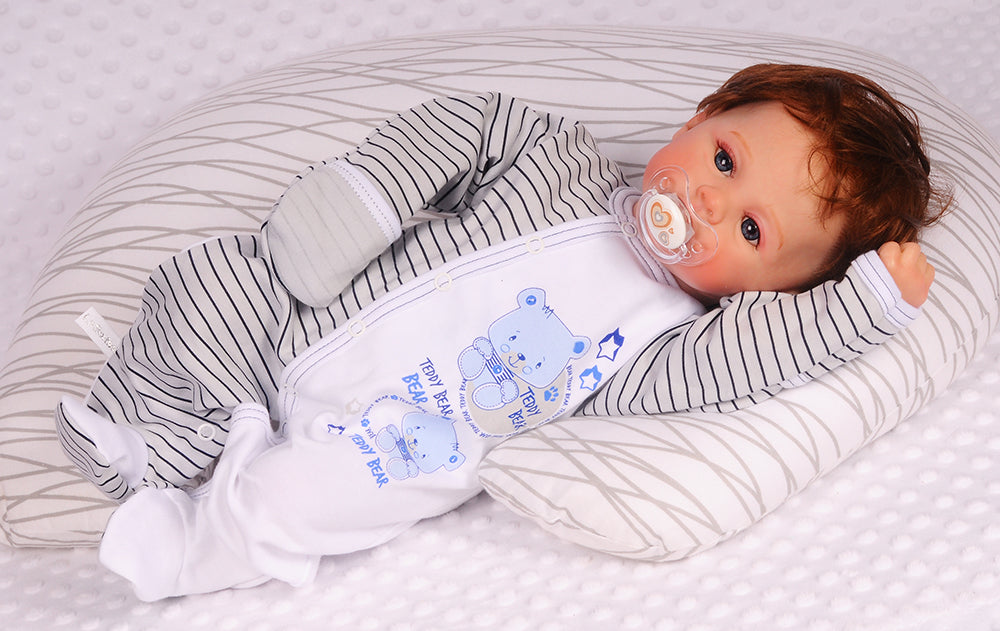 von Baby Strampler Overall Schlafanzug in weiß grau gestreift mit Bärchen Aufdruck