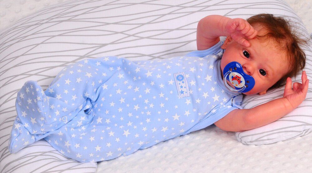 Strampler in Blau mit Sternchen Muster