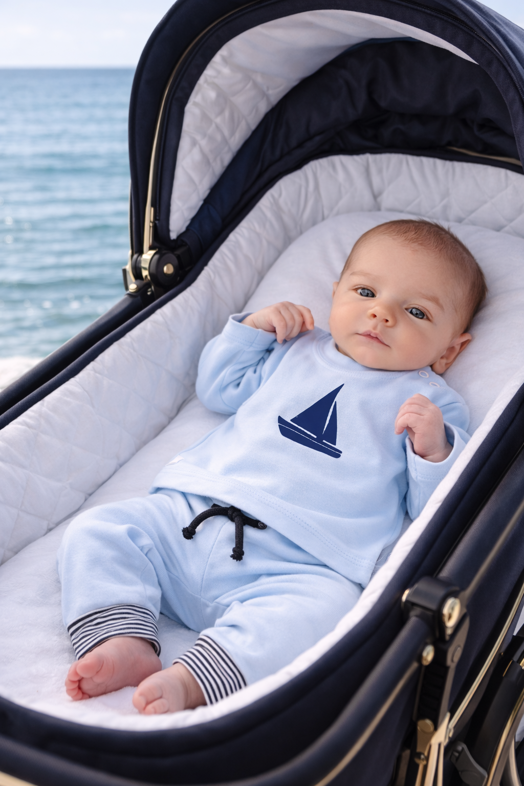 Baby Anzug Langarmshirt und Mitwachshose in Blau mit Segelboot